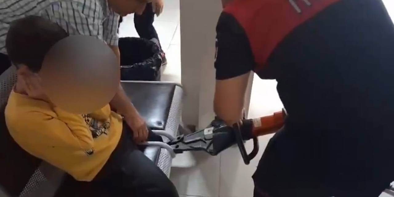 Şanlıurfa’da Ayağı Sandalyeye Sıkışan Çocuğu İtfaiye Kurtardı