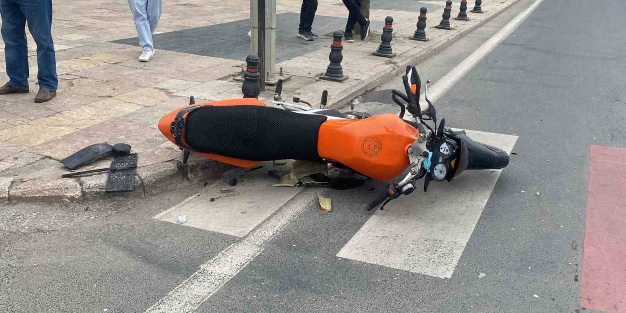 Otomobil İle Motosiklet Çarpıştı: 1 Yaralı