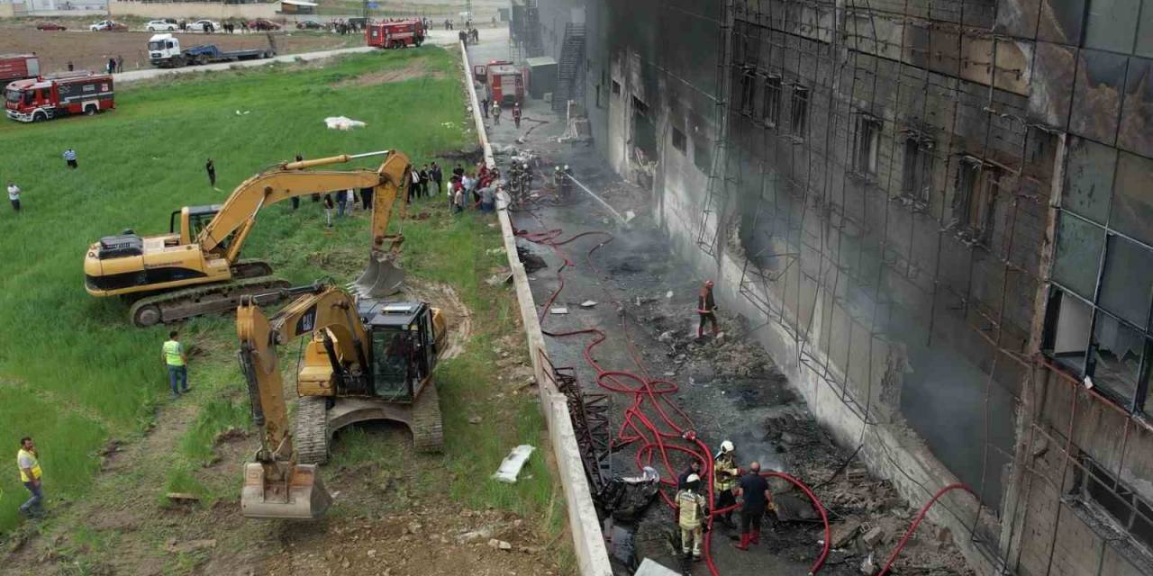 Ankara’da Sanayi Bölgesinde Çıkan Yangına Müdahaleler Devam Ediyor