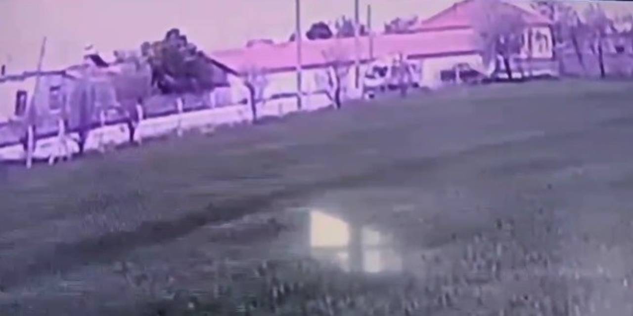 Otomobil İle Kamyonetin Çarpışma Anı Kamerada