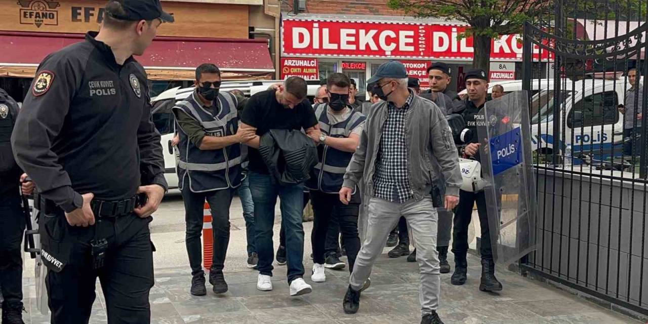‘Kelime-i Tevhid’ Yazılı Bayrakla Yürüyen Şahsa Küfür Ve Müdahale Eden Şüpheli Adliyeye Sevk Edildi
