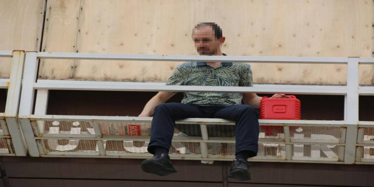 Elinde Benzin Bidonu İle Üst Geçide Çıkıp Annesine Ve Polislere Zor Anlar Yaşattı