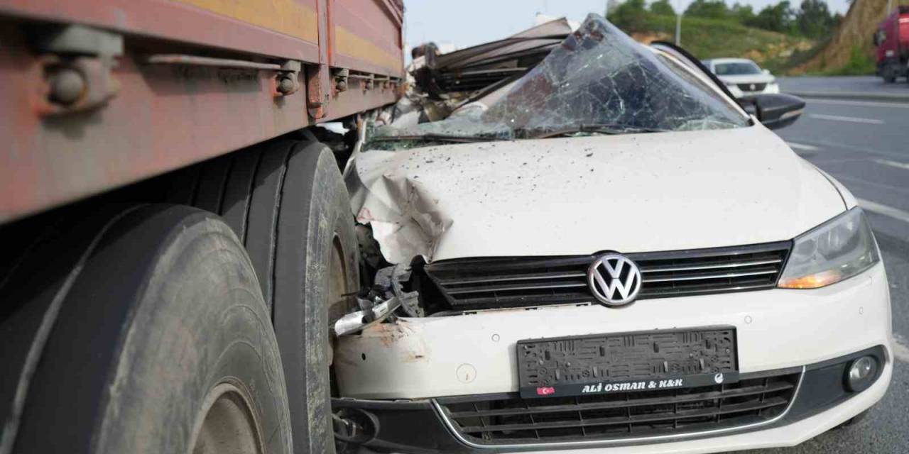 Arnavutköy’de Kontrolden Çıkan Otomobil Otoyolda Duran Tıra Çarptı: 2 Yaralı