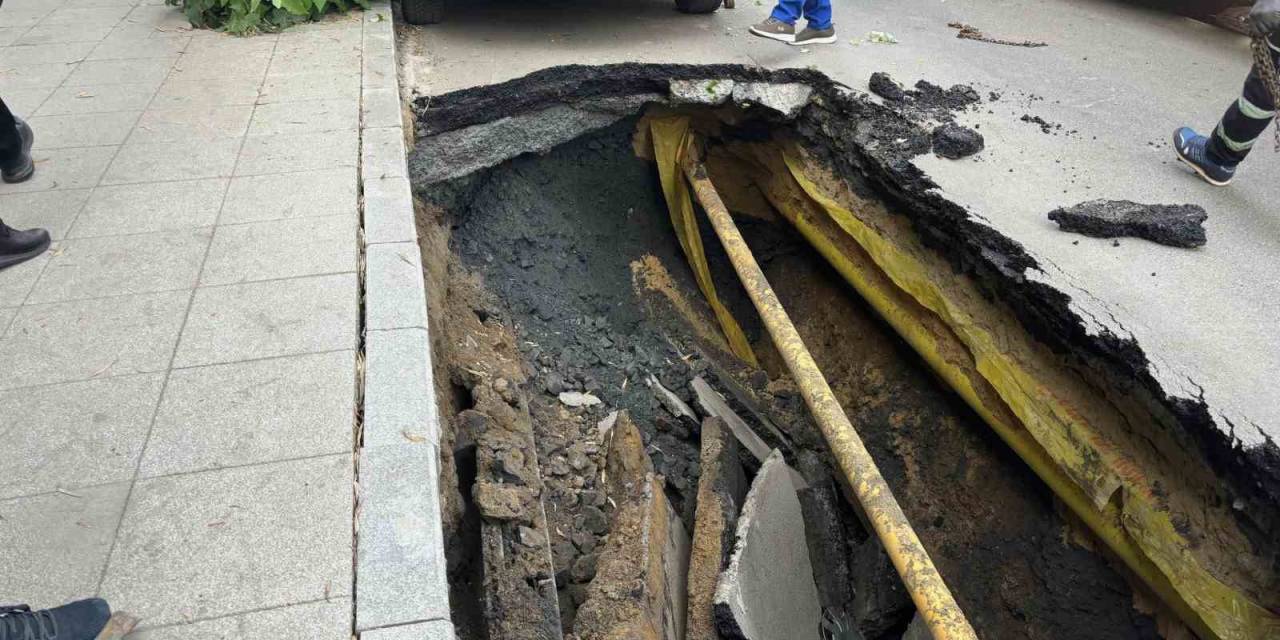 Şişli’de Yol Çöktü: 2 Araç Oluşan Çukura Düştü