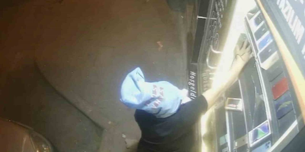 Poşetle Yüzünü Ve Ayaklarını Saklamaya Çalışan Hırsız Polisten Kaçamadı: O Anlar Kamerada