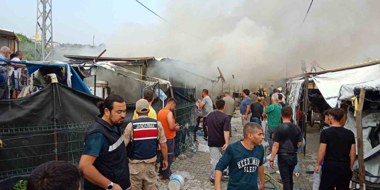 Depremzedelerin Yaşadığı 4 Konteyner Kül Oldu