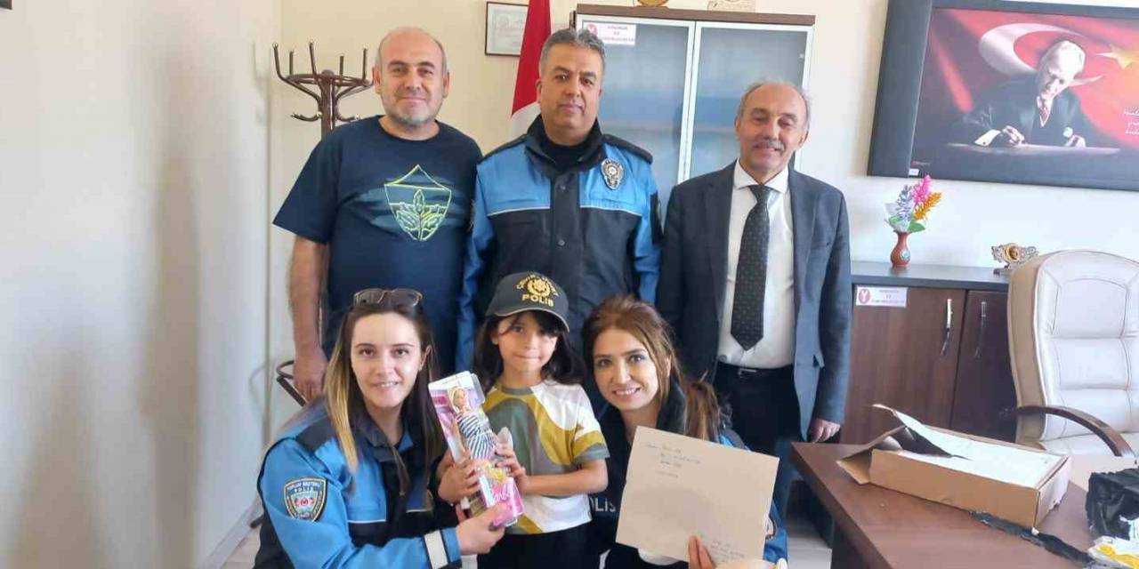 Ağrı İl Emniyet Müdürü Yılmaz İpar, Sevde Oğul’un Mektubuna Cevap Yazdı Ve Hediye Gönderdi