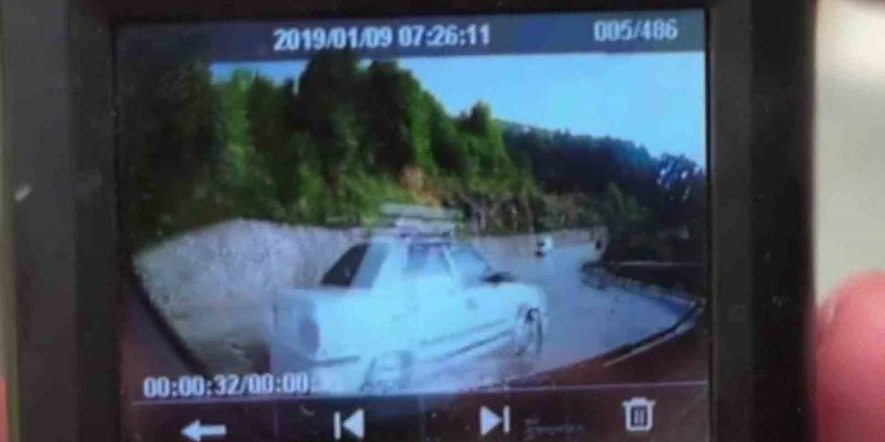 Yağmur Nedeniyle Kayganlaşan Yolda İki Araç Çarpıştı: 4 Yaralı