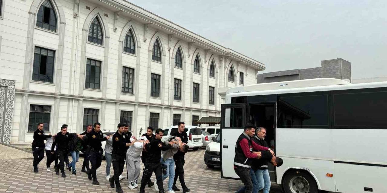 Kar Maskesi Takıp 19 Yaşındaki Genci Öldüren 2 Şahıs Tutuklandı