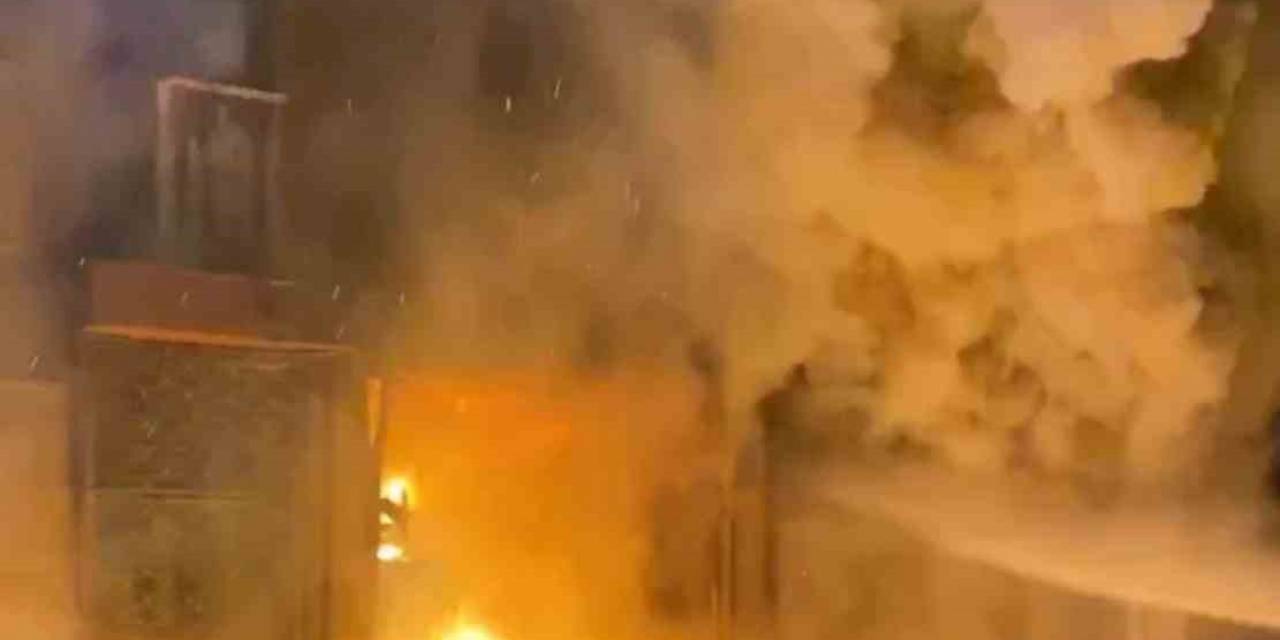 Bursa’da Mobilya Dükkanında Çıkan Yangın Evlere Sıçradı