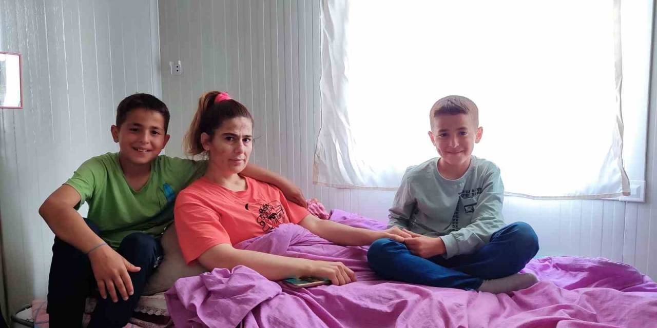 Kahramanmaraş’ta Depremde Enkaz Altında Kalan Ve Belden Aşağısı Tutmayan Kadına 11 Yaşındaki İkiz Çocukları Bakıyor