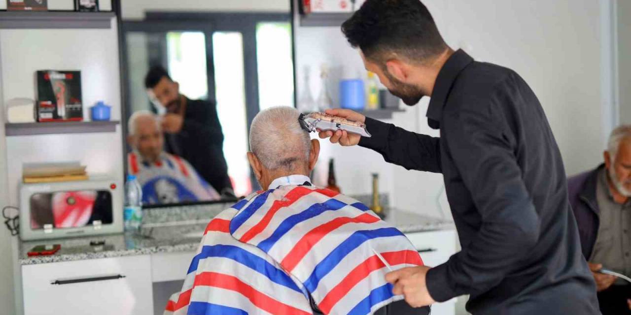 Aksaray’da Emekliler Ücretsiz Tıraş Ediliyor