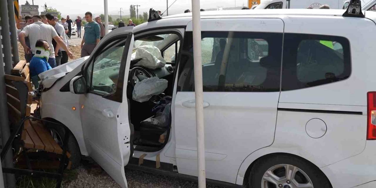 Hafif Ticari Araç, ’evde Sağlık Hizmeti’ Aracıyla Çarpıştı: 6 Yaralı