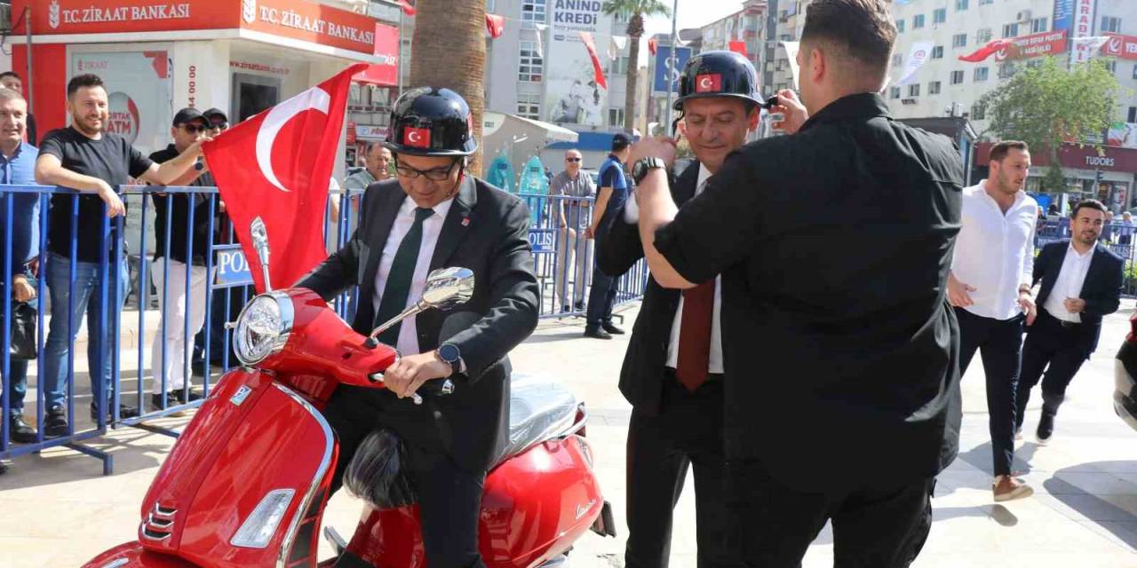 Sözünü Tutan Chp Lideri Özel, Büyükşehir Belediyesine Kırmızı Motosikletle Gitti