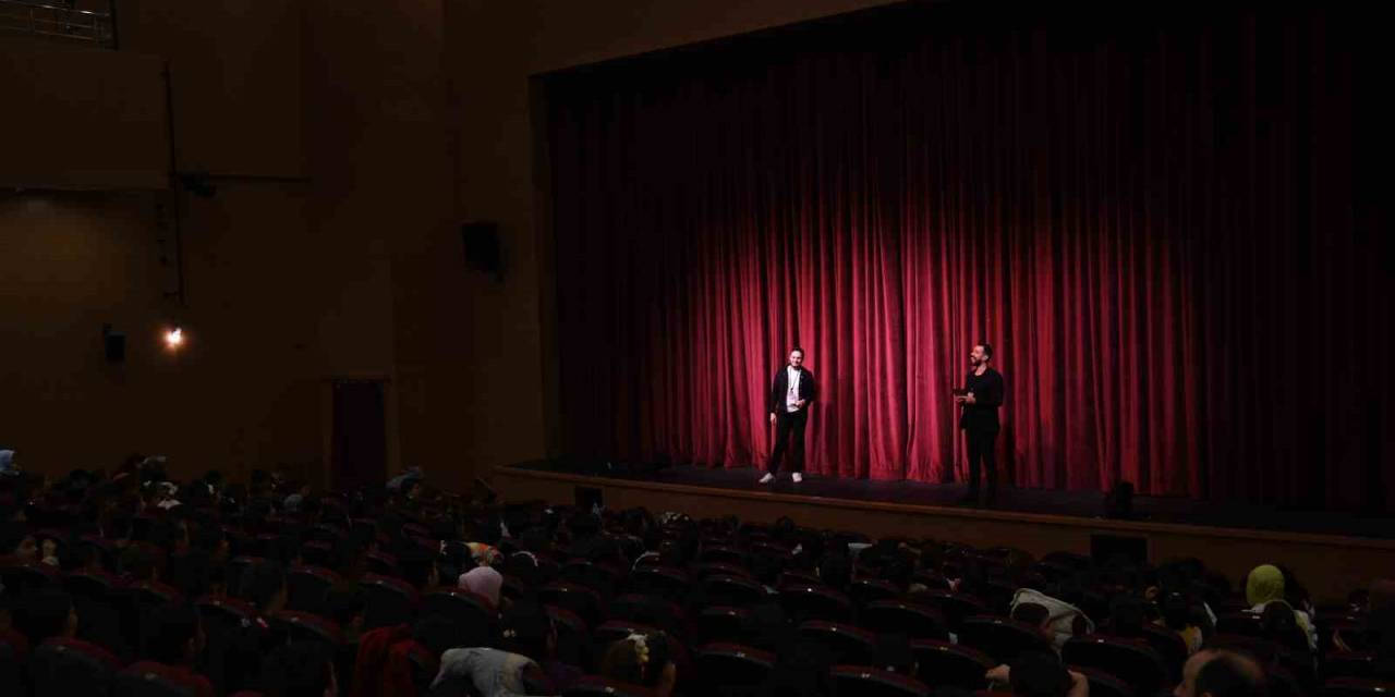 Pursaklar’da ‘‘Bulgaristan Pirin’den Folklor Sihri’’ Tiyatro Oyunu Sahnelendi