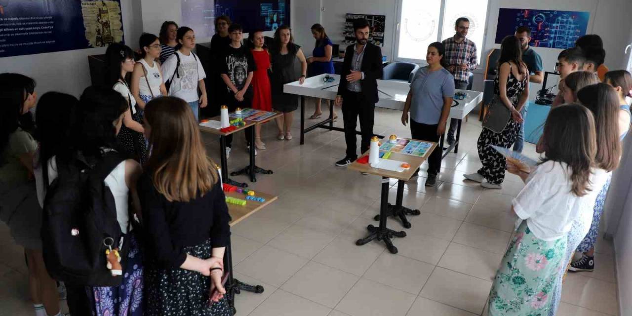 Romanyalı Öğrenciler Akdeniz Belediyesinin Öğrenme Merkezini İnceledi
