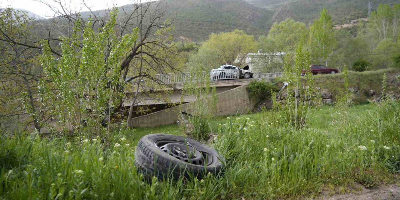 Sürücüsünün Direksiyon Hakimiyetini Kaybettiği Otomobil Köprü Korkuluklarına Çarparak Durabildi