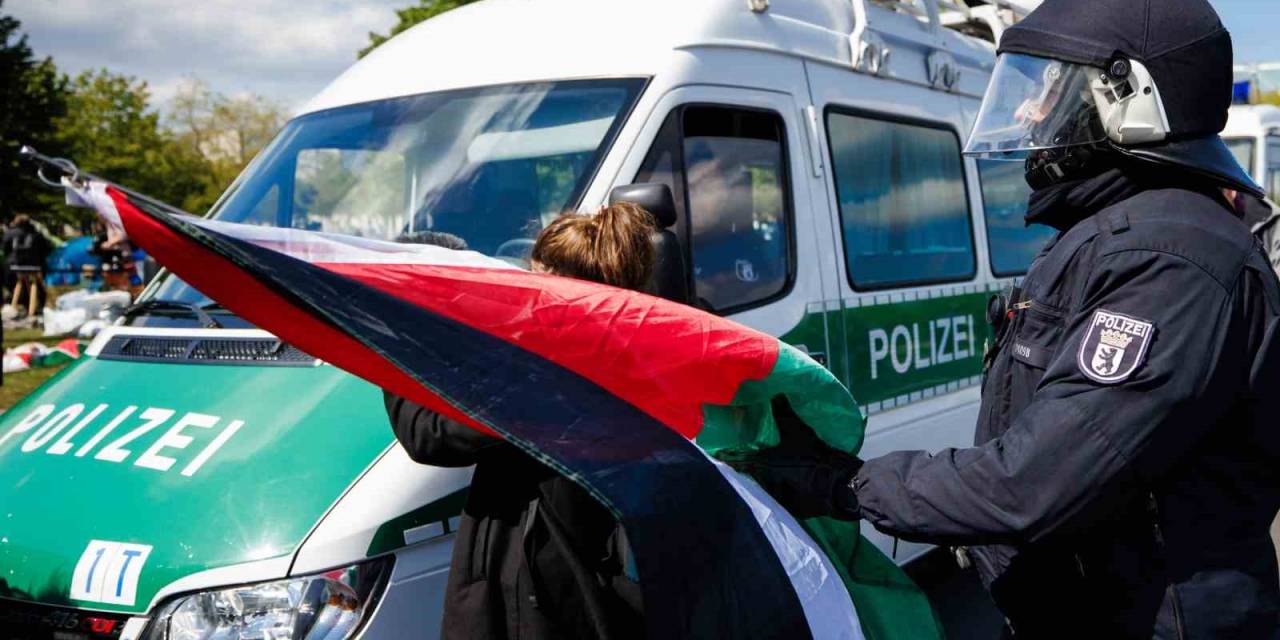 Alman Polisi, Meclis Önündeki Filistin’e Destek Kampını Dağıttı