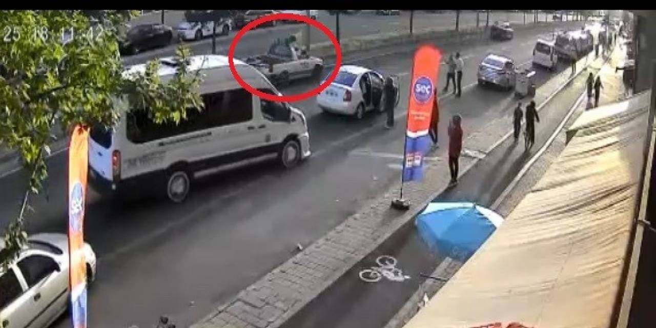 İlk Kazayı Atlatan Kadın İle Çocuk, Saniyeler Sonra İkinci Kazada Ağır Yaralandı