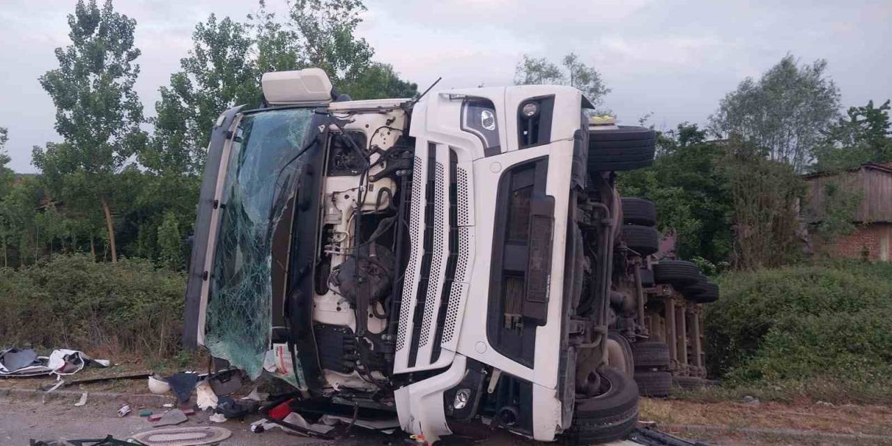 Otoyolda Lpg Yüklü Tanker İle Tır Çarpıştı: 1 Yaralı