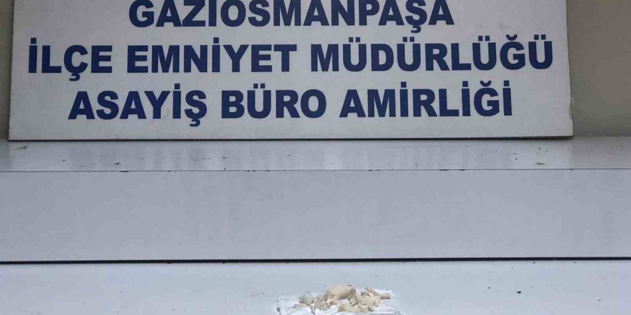 Gaziosmanpaşa’da Sokak Ortasında Uyuşturucu Madde Ticareti Kamerada