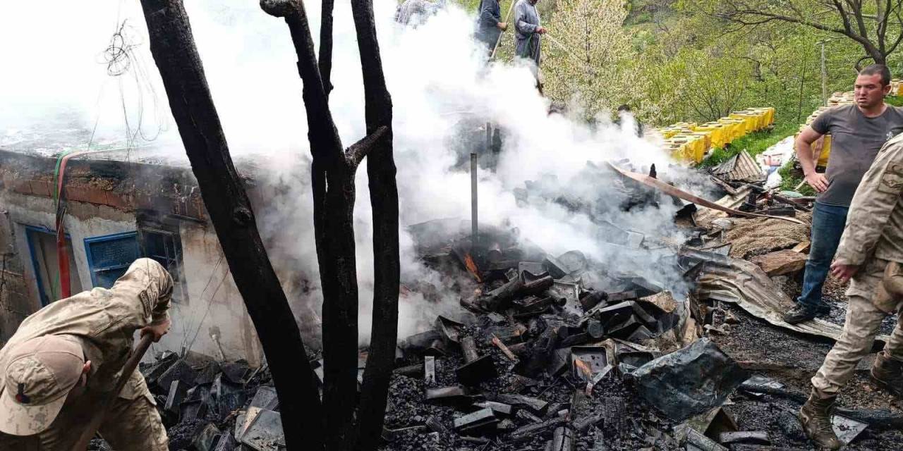 Kemaliye’de 1 Ev Yandı