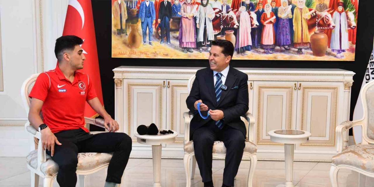 Esenyurt Belediye Başkanı Özer, Dünya Şampiyonu Olan Milli Paratriatloncu Uğurcan Özer’i Makamında Ağırladı
