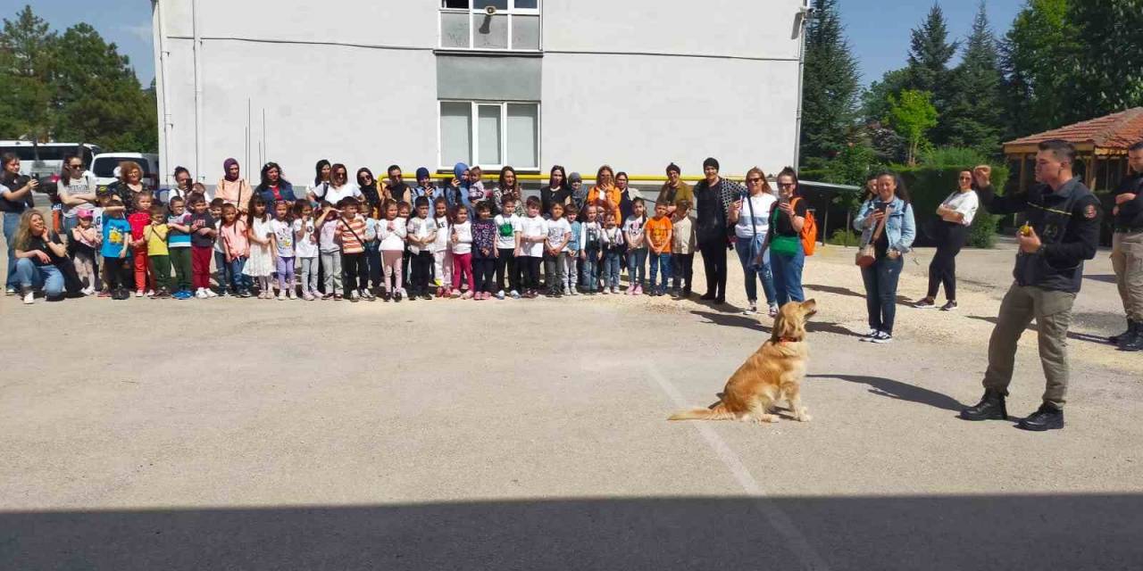 Mithat Paşa İlkokulu’nun Ana Sınıfı Öğrencileri Velileri Ve İdari Personeli Eskişehir Emniyet Müdürlüğü’nü Ziyaret Etti