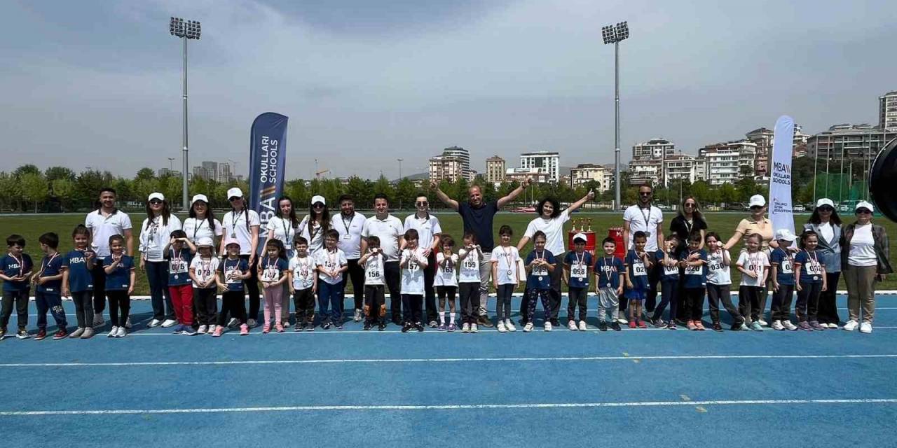 Çocuklar Ulusal Egemenliğin 104. Yılı İçin Koştular