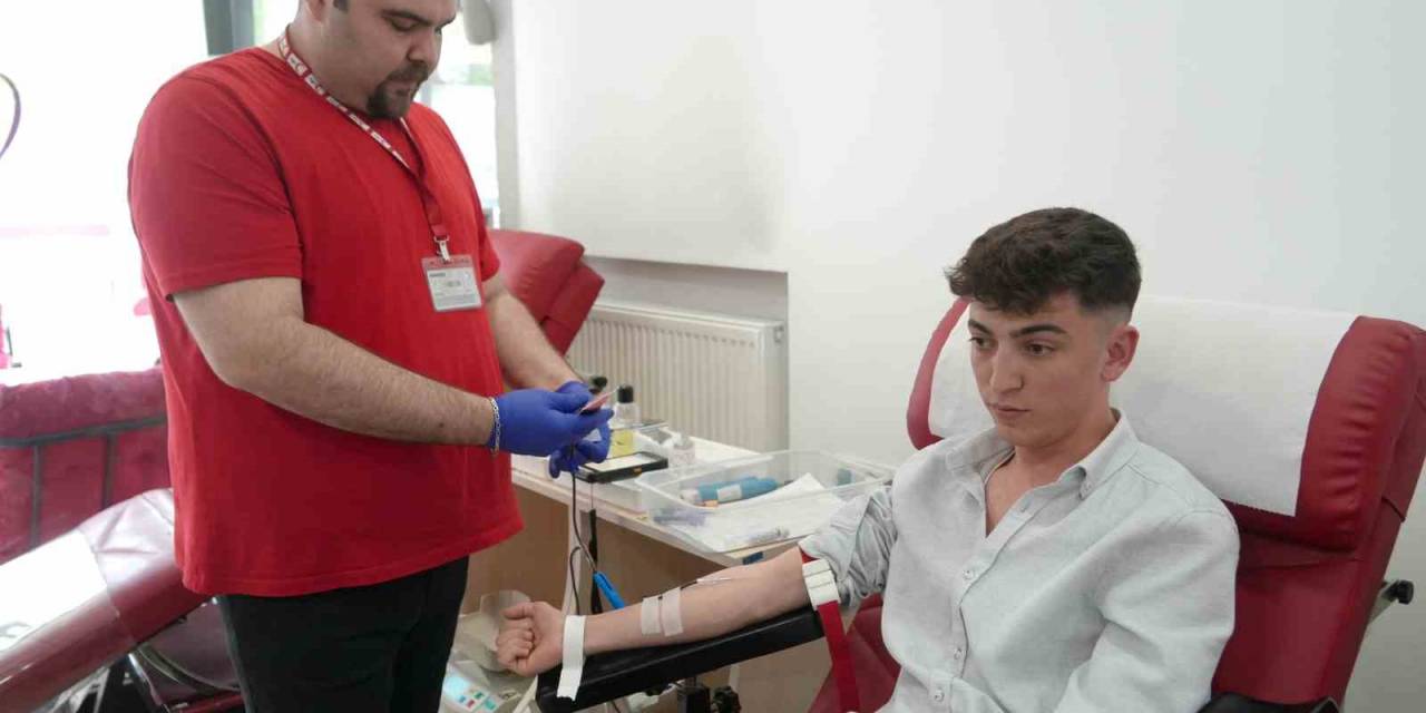Kan Stokları Azaldı, Vatandaşlar Hasta Yakınları İçin Sosyal Medyadan Kan Arayışına Giriyor