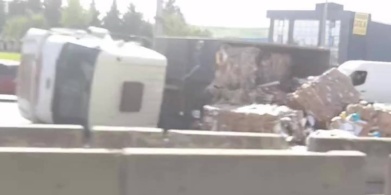 Karton Yüklü Tır Devrildi: 1 Yaralı