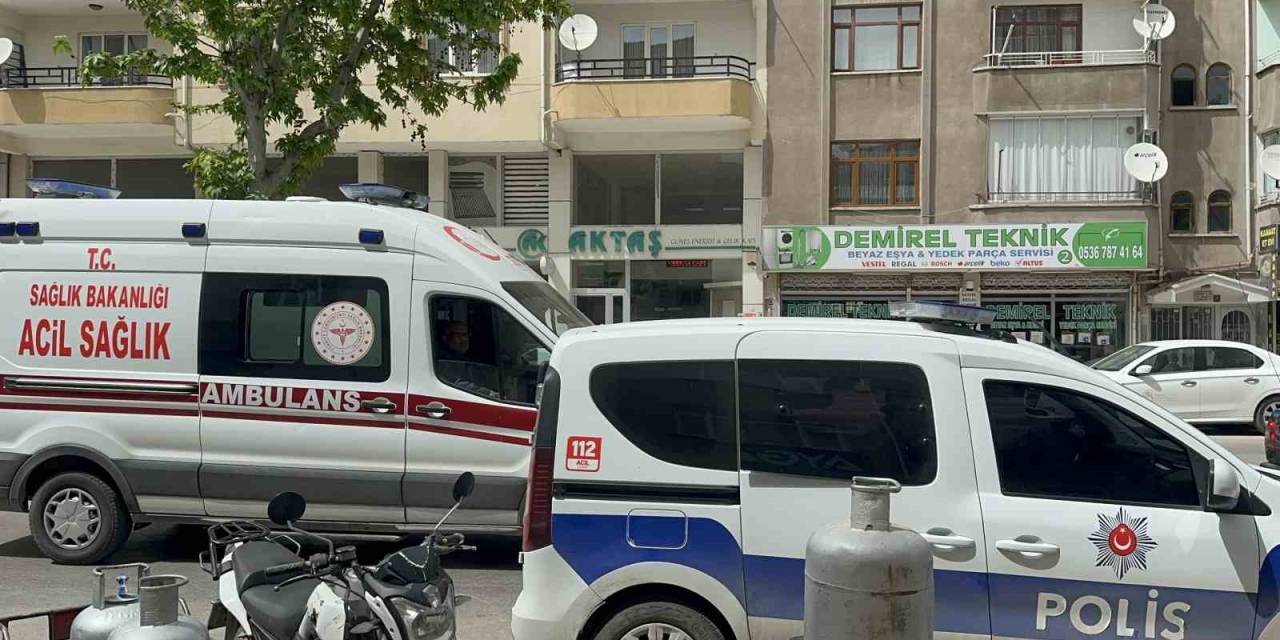 Kavgayı Ayırmaya Çalışan Yaşlı Adam, Yüzünden Bıçaklandı