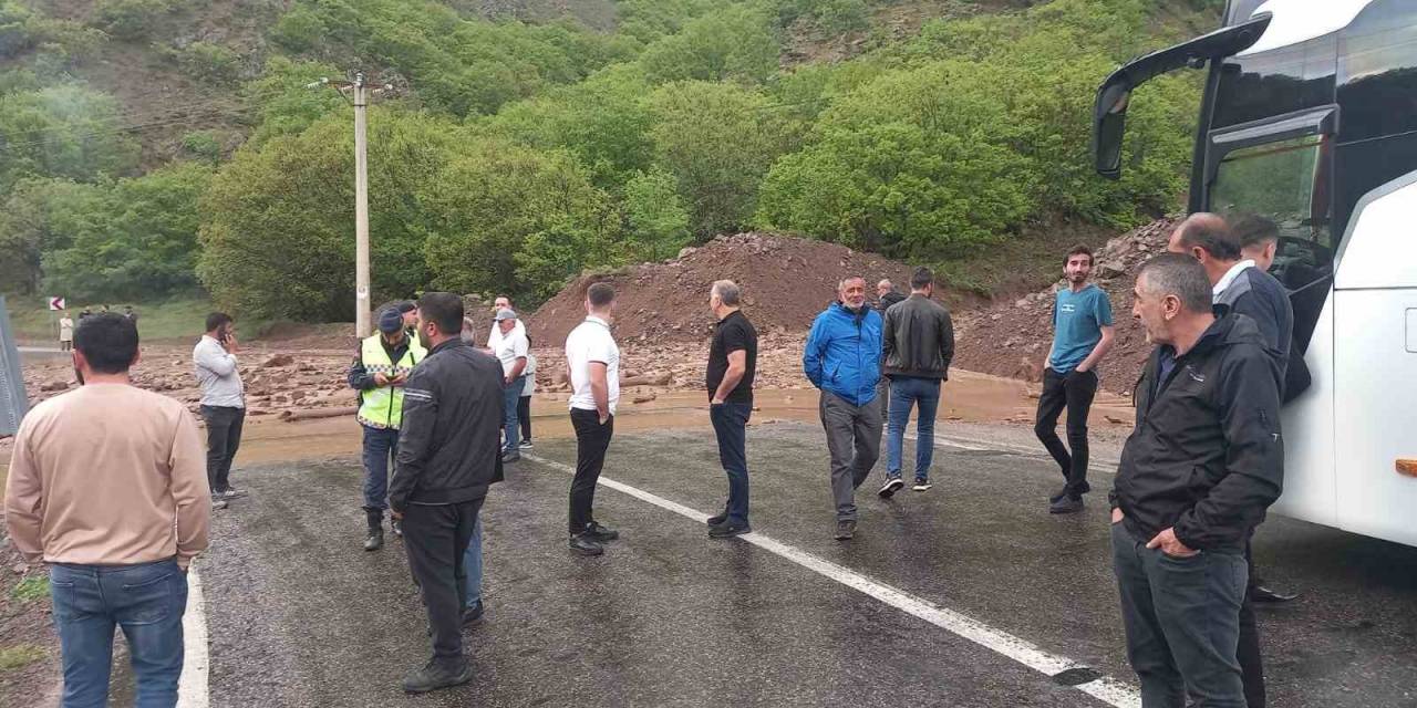 Tunceli-erzincan Karayolunda Heyelan: Yol Araç Trafiğine Kapandı