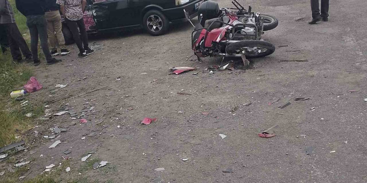 Otomobille Motosiklet Çarpıştı; 1 Ağır Yaralı