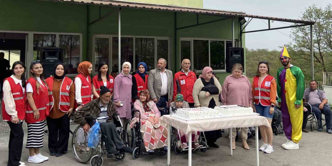 Nisan Doğumlu Yaşlılara Toplu Kutlama