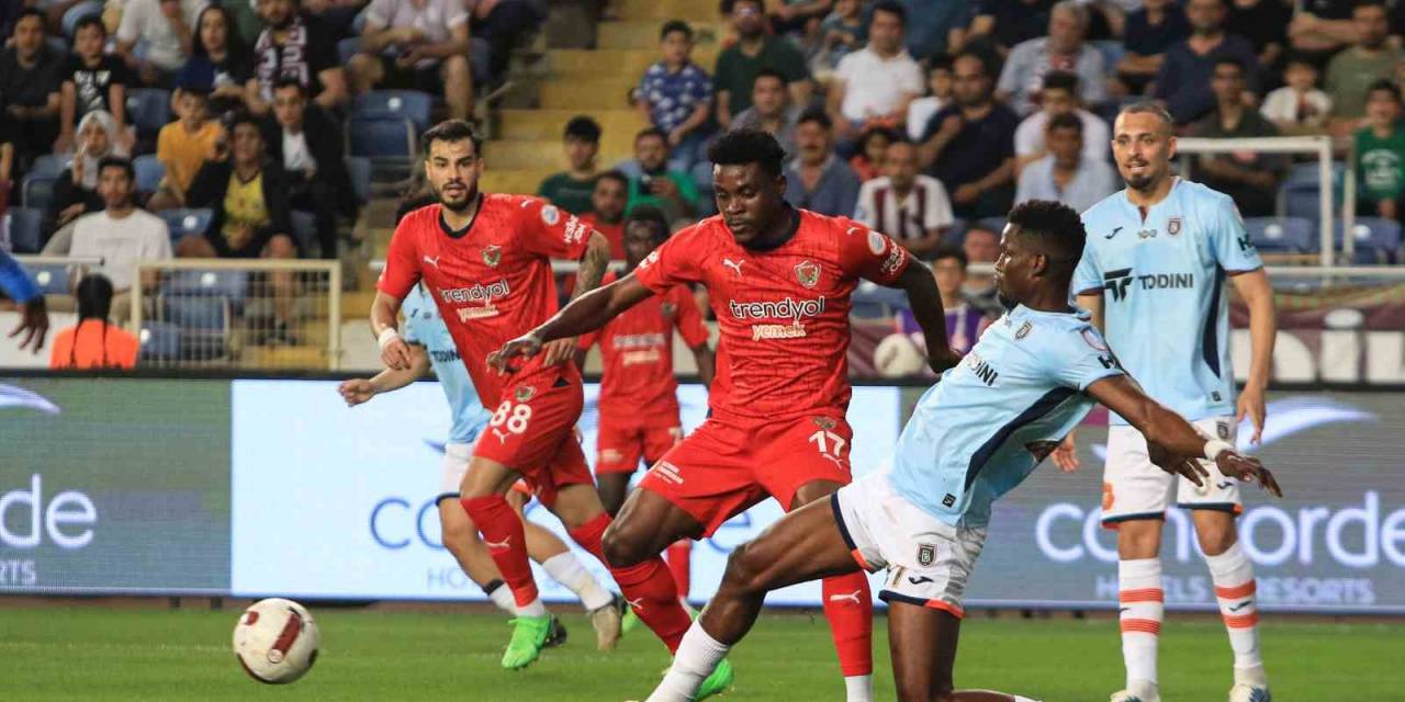 Trendyol Süper Lig: Hatayspor: 0 - Başakşehir: 1 (İlk Yarı)