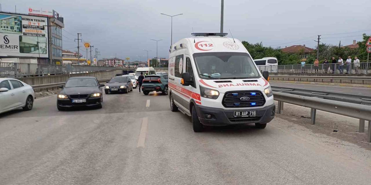 Arkasından Çarpıp Kaçtığı Otomobil, Bariyerlere Girdi: 2 Yaralı