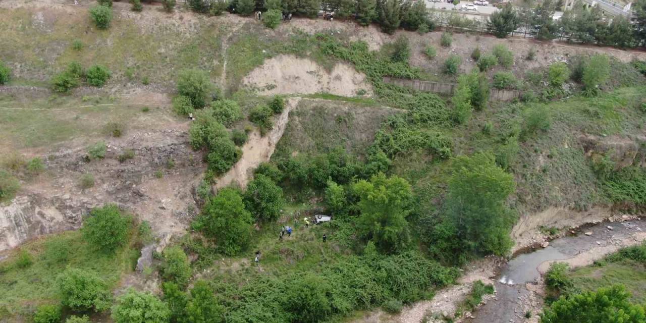 Otomobiliyle 70 Metreden Şarampole Uçtu, Burnu Bile Kanamadı