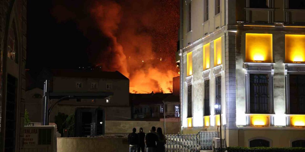 İzmir’de Tarihi Kemeraltı Çarşısı’ndaki Büyük Yangın Kontrol Altında