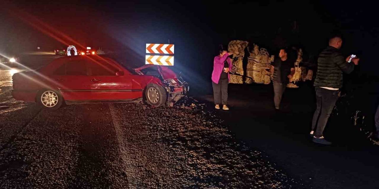 Yenice’de Otomobil Traktöre Çarptı; 2 Kişi Yaralı