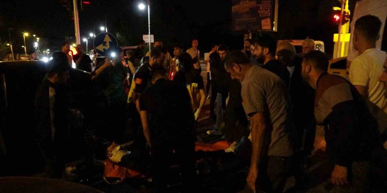 Üç Aracın Karıştığı Kazada Ortalık Savaş Alanına Döndü: 3 Yaralı