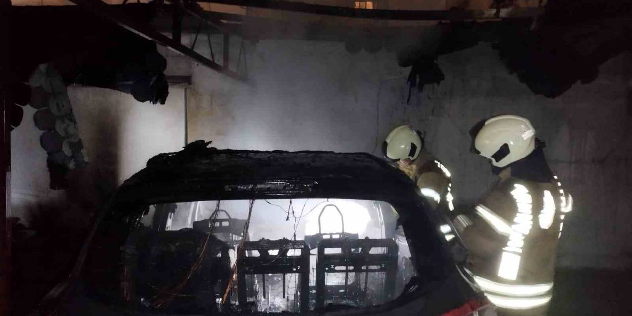 Kadıköy’de Bir Apartmanın Otoparkında Bulunan Araç Alev Topuna Döndü