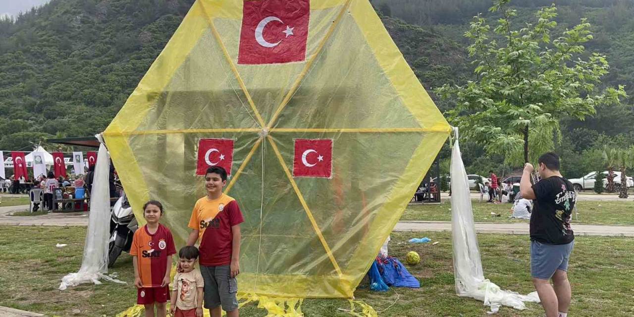 Uçurtma Şenliğinde 6 Metrelik Dev Uçurtma İlgi Gördü
