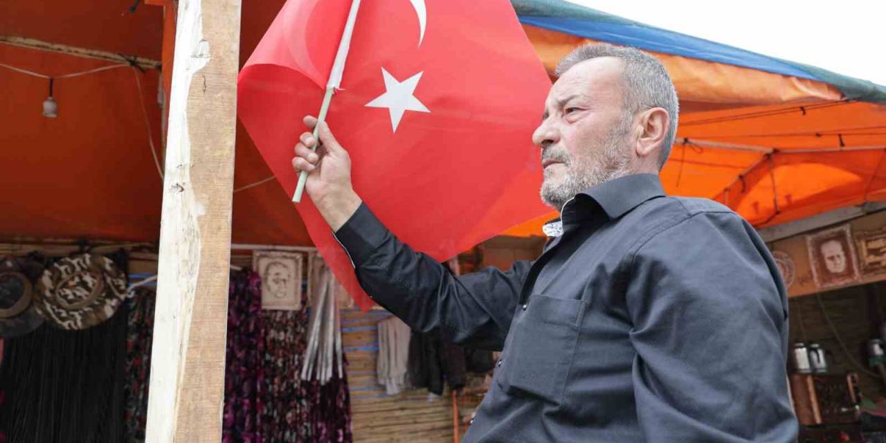 Vasiyeti Bayrak Olan Şehidin Babası Her Yeri Bayrakla Donatıyor