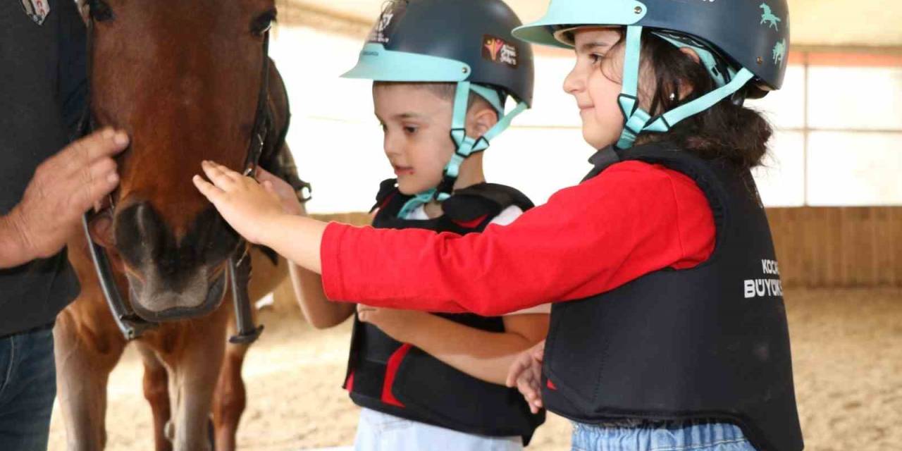 Minikler Ata Binmenin Keyfini Yaşıyor