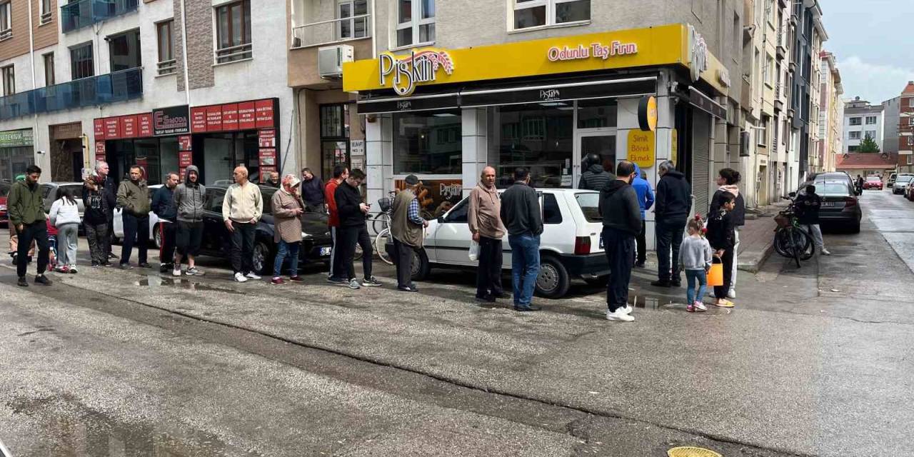 Pazar Sabahlarının Vazgeçilmezi Olan Sıcak Simit Uzun Kuyruklara Sebep Oldu