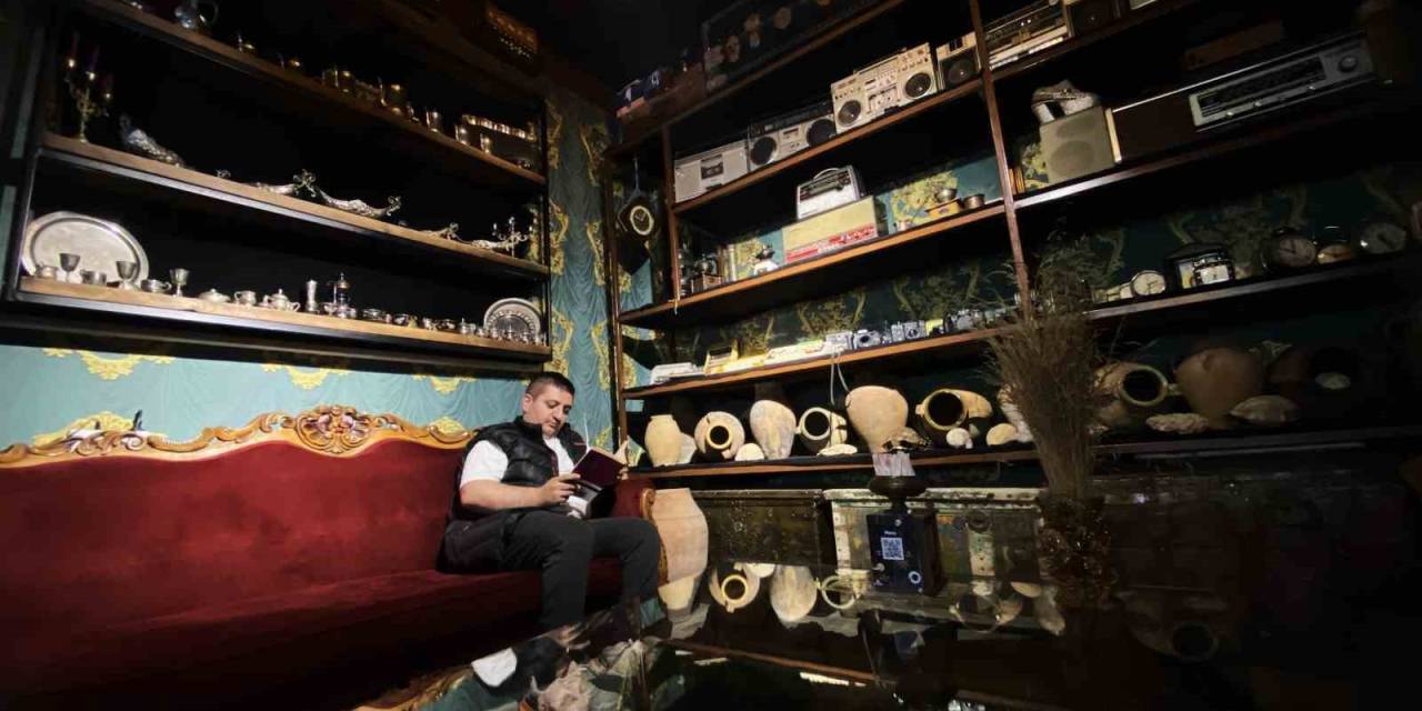 Antikalarla Dolu İş Yeri Görenleri 100 Yıl Öncesine Götürüyor