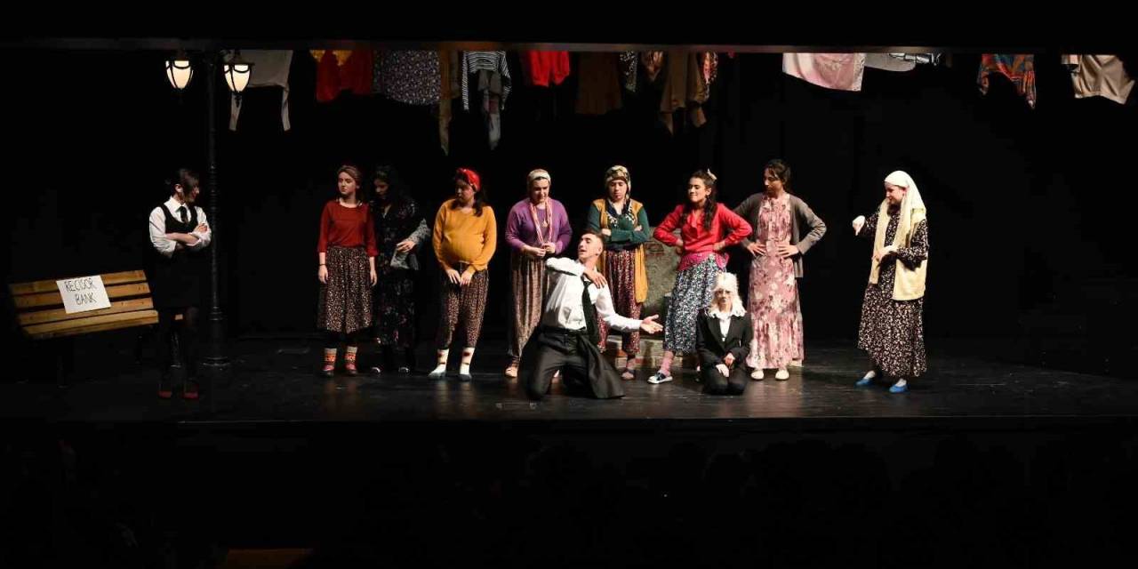 Bozüyük Belediye Tiyatrosu 2023-2024 Tiyatro Sezonunda 11 Bini Aşkın Seyirciye Ulaştı