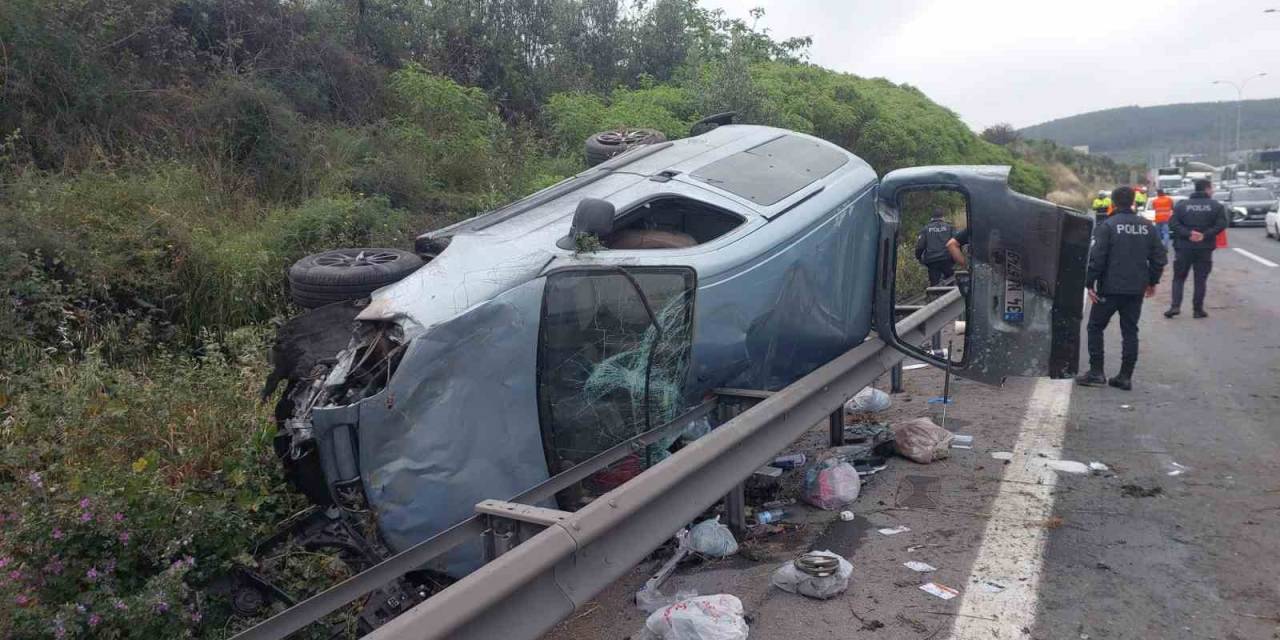 Lastiği Patlayan Otomobil Bariyerlere Çarptı