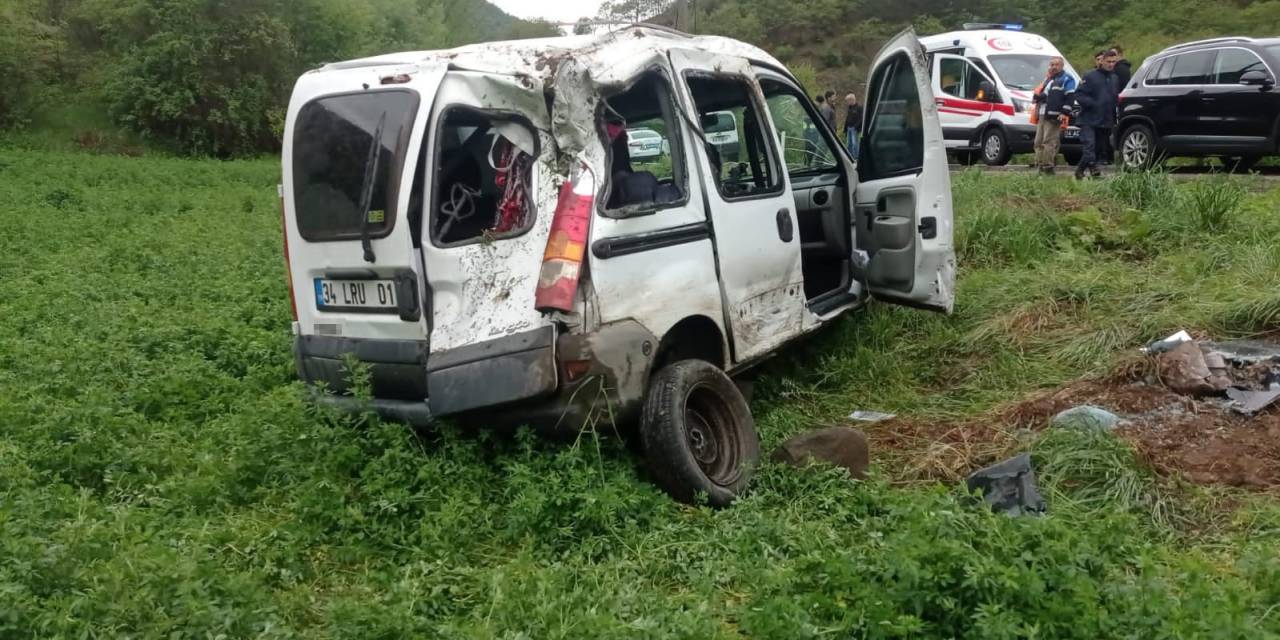 Takla Atan Hafif Ticari Araçtan Yara Almadan Kurtuldular